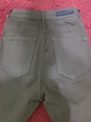 Pantalón pitillo verde militar talla 34