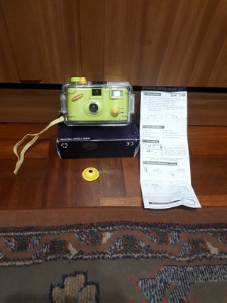 Cámara submarina con carrete de color.