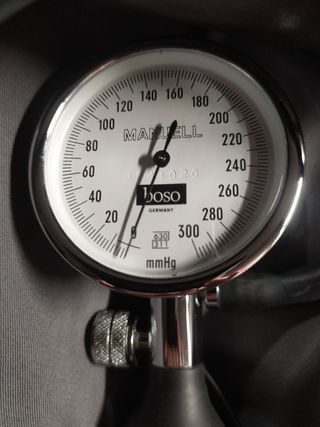 Tensiómetro y fonendoscopio