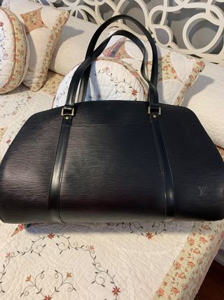 LOUIS VUITTON. Soufflot de cuero negro original.