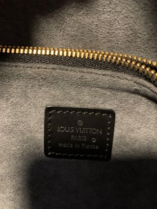 LOUIS VUITTON. Soufflot de cuero negro original.