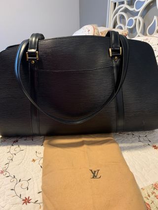 LOUIS VUITTON. Soufflot de cuero negro original.