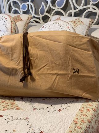 LOUIS VUITTON. Soufflot de cuero negro original.