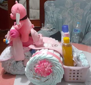 Regalo para bebés: carrito o moto de pañales.