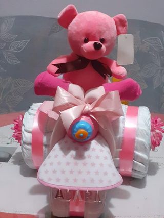 Regalo para bebés: carrito o moto de pañales.