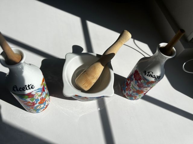 Aceitera, vinagrera y mortero