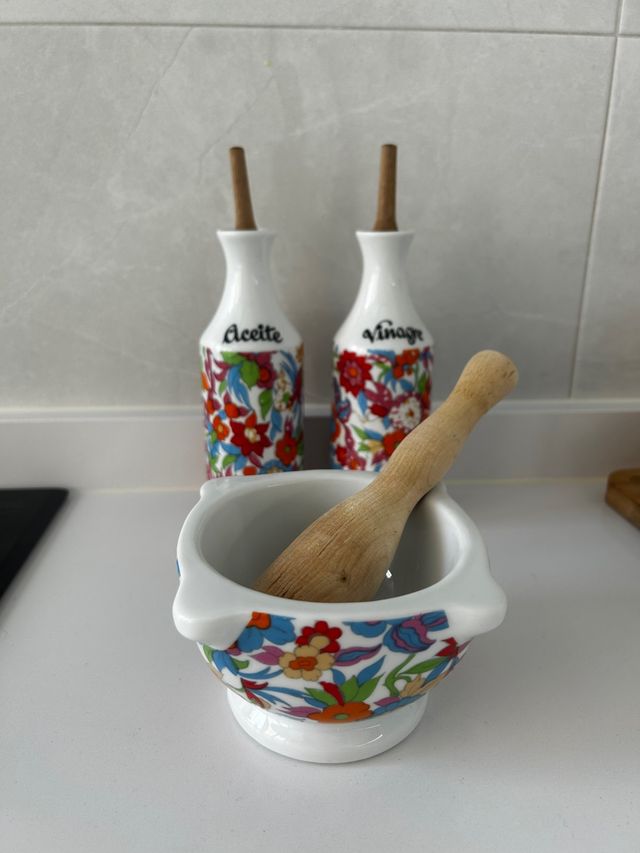 Aceitera, vinagrera y mortero