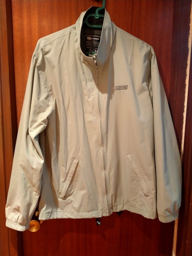 Chubasquero gris claro