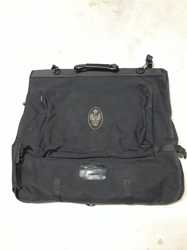 Porta trajes militar