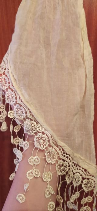 Pashmina blanca bordada