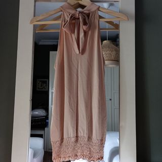 Blusa sin mangas y lazada cuello 