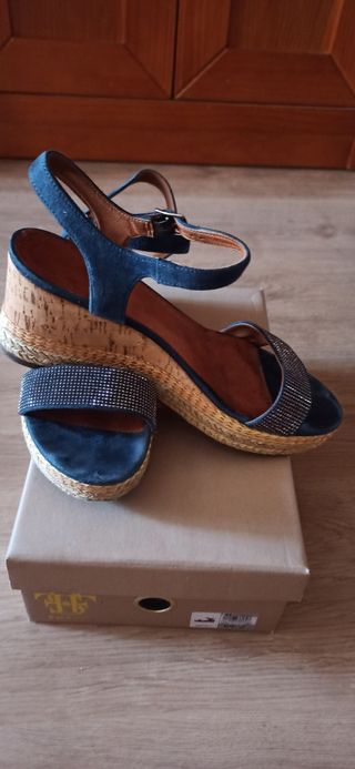 Preciosas sandalias de ante con cuña y pedrería