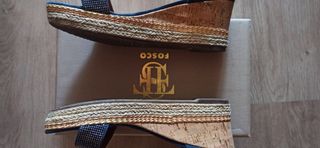 Preciosas sandalias de ante con cuña y pedrería