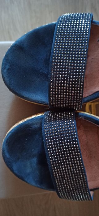 Preciosas sandalias de ante con cuña y pedrería