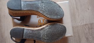 Preciosas sandalias de ante con cuña y pedrería