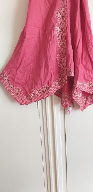 Vestido de lino, bordado, cruzado y falda desigual