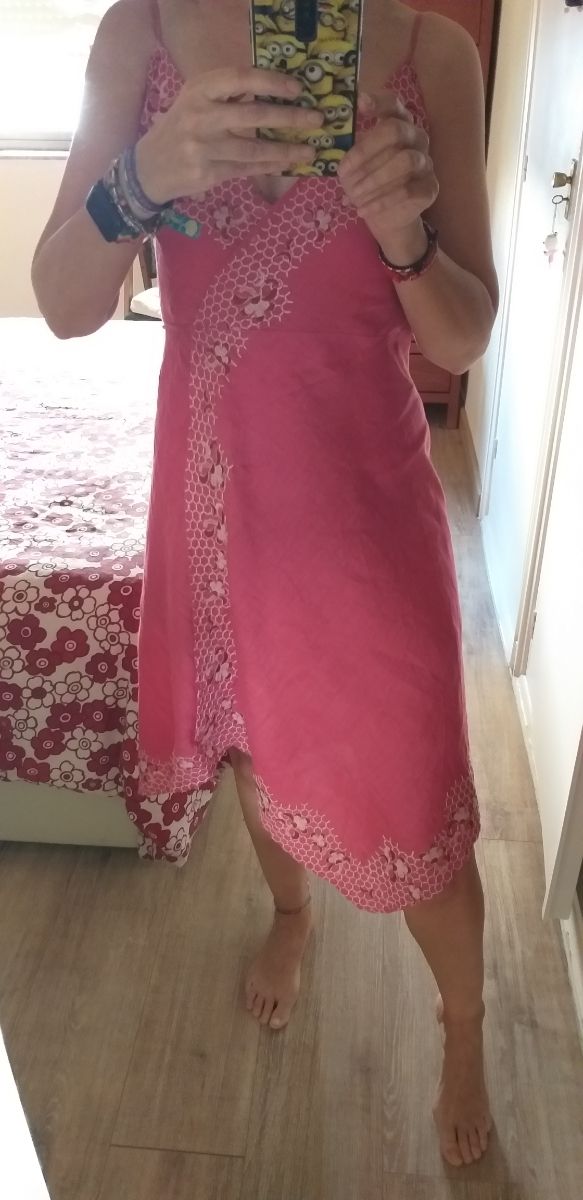 Vestido de lino, bordado, cruzado y falda desigual