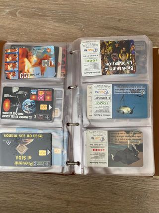 Más de 350 tarjetas de teléfono