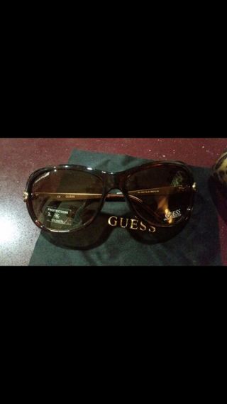 Gafas de sol Guess con funda 