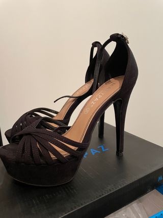 Sandalia negra tacón alto