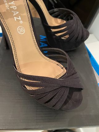 Sandalia negra tacón alto