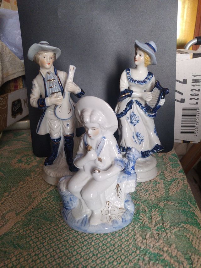 Musicos en blanco y azul