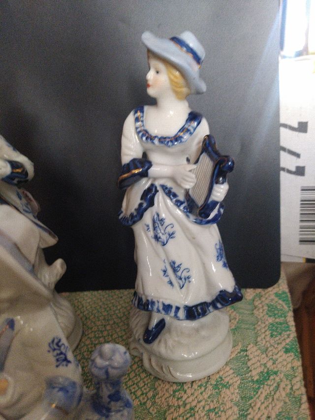 Musicos en blanco y azul