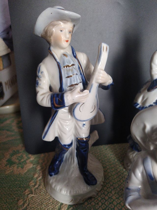 Musicos en blanco y azul