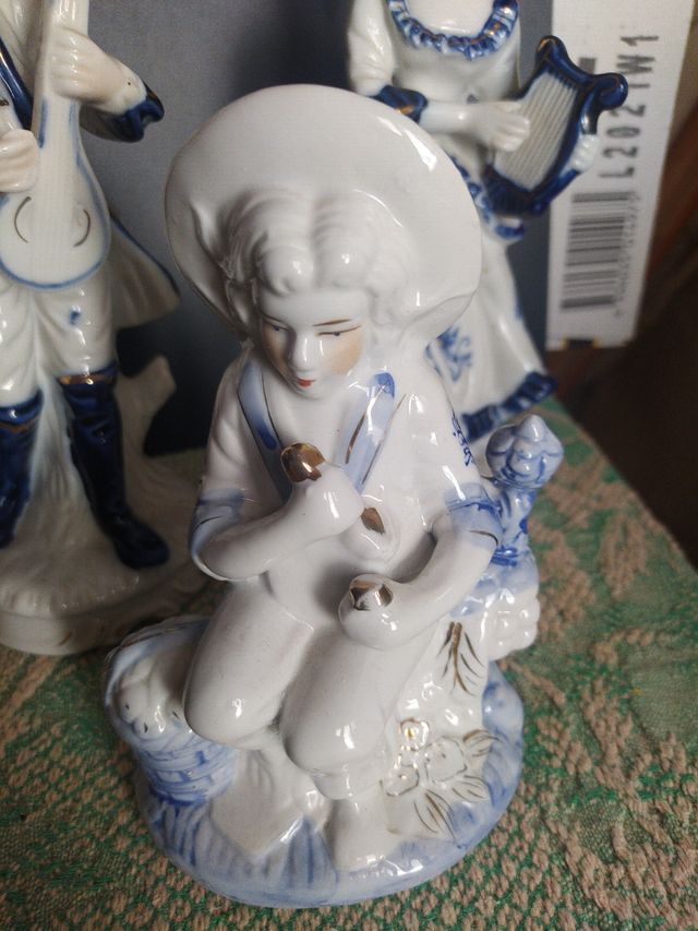 Musicos en blanco y azul