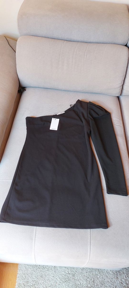 Vestido negro marca Mango.