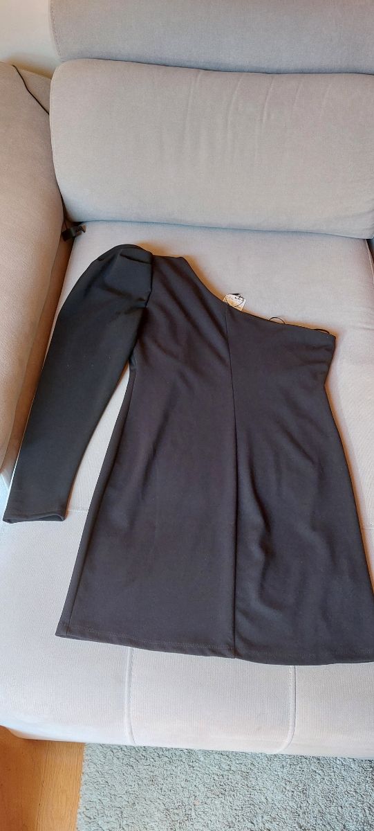 Vestido negro marca Mango.