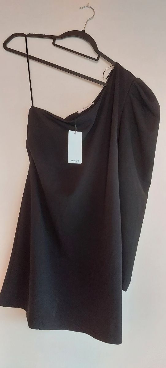 Vestido negro marca Mango.