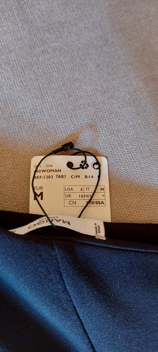 Vestido negro marca Mango.