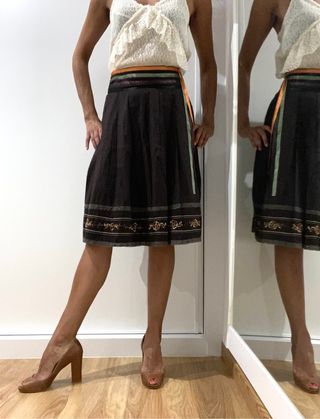 Falda midi con vuelo. Marrón. M