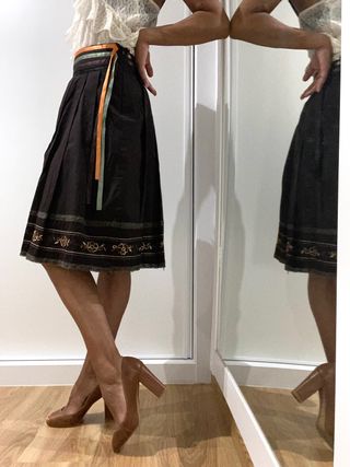 Falda midi con vuelo. Marrón. M