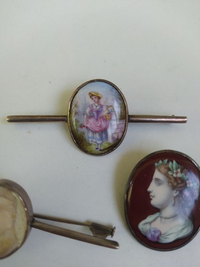 tres broches del siglo XIX