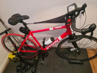 Bicicleta BTWIN triband 500 y rodillo bkool 2