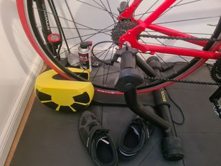 Bicicleta BTWIN triband 500 y rodillo bkool 2