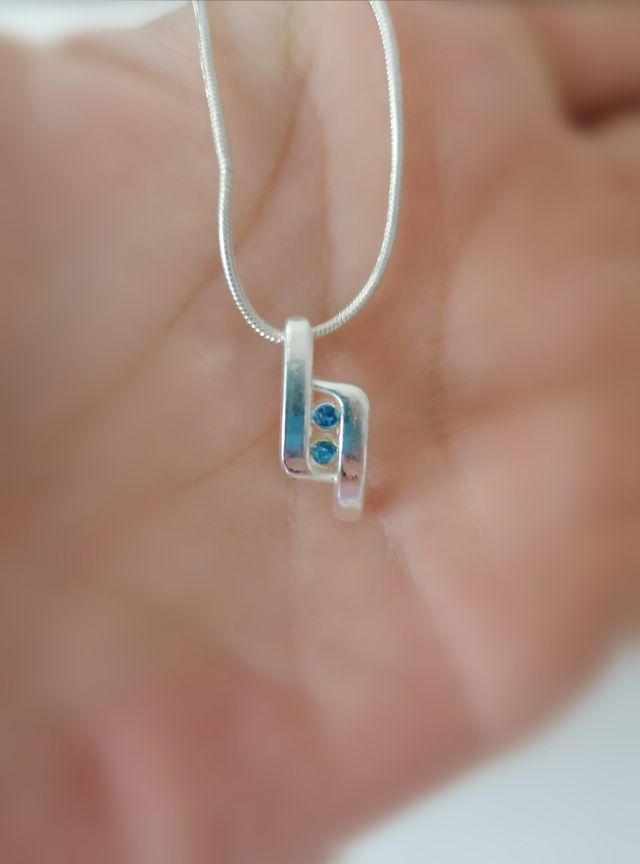Colgante cadena plateado piedrecitas azules