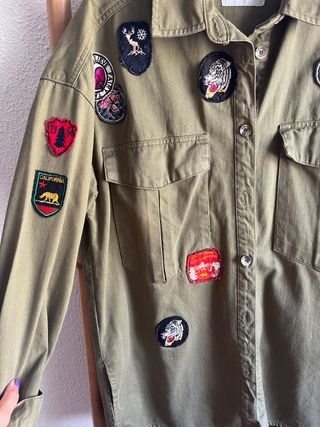 Sobrecamisa verde con parches