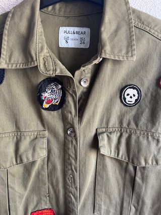 Sobrecamisa verde con parches