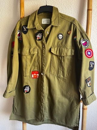 Sobrecamisa verde con parches