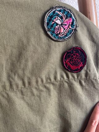 Sobrecamisa verde con parches