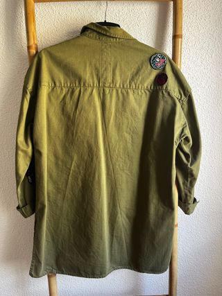 Sobrecamisa verde con parches
