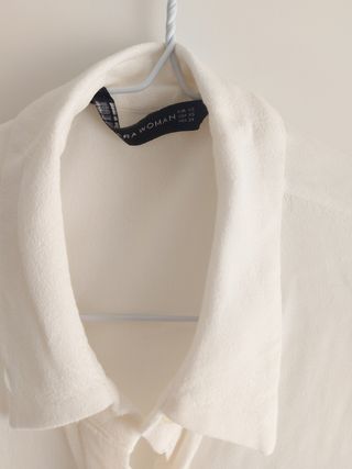 Camisa blanca de manga detalles  pedreria