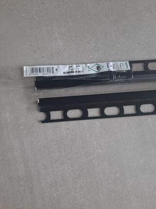 Listelo negro. Remate para baldosas.