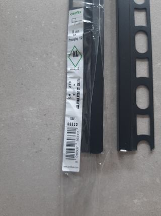 Listelo negro. Remate para baldosas.