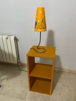 Mesita de noche con lámpara