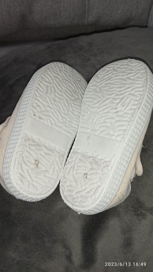 Lote de 3 pares de zapatos para niños talla 21.