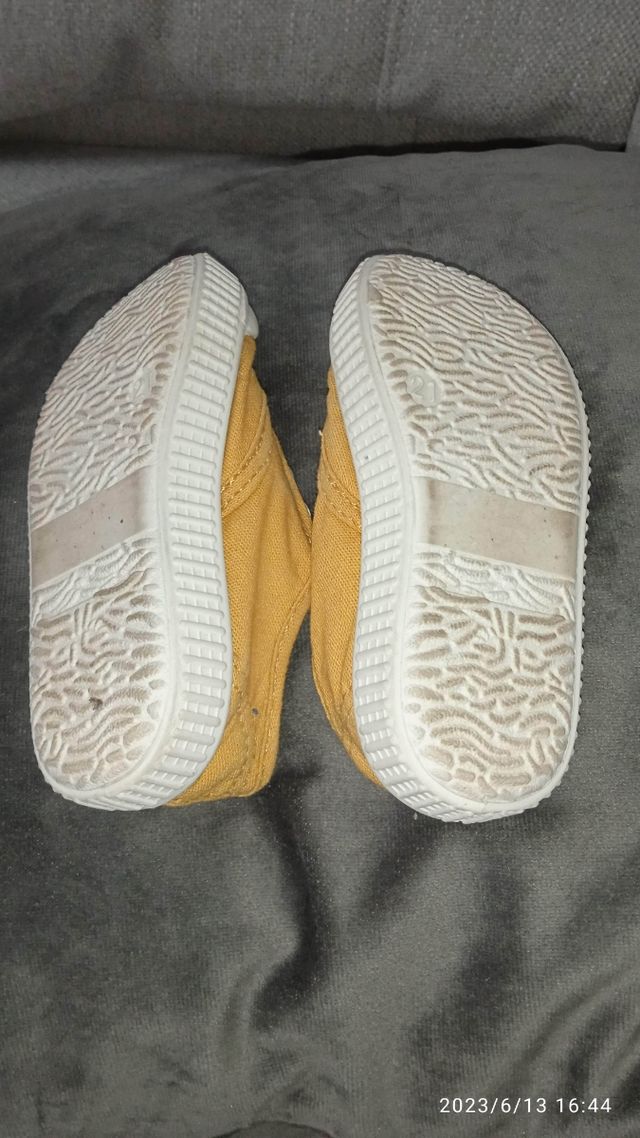 Lote de 3 pares de zapatos para niños talla 21.